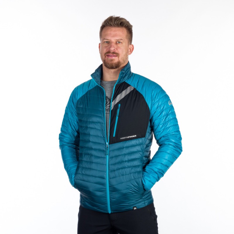 Lahka univerzalna izolacijska jakna brez kapuce je primerna za hladno vreme jeseni, zime in pomladi. Vodoodbojna obdelava DWR ščiti tudi v rahlo vlažnem okolju, sama jakna pa je bolj primerna za suho hladno vreme.