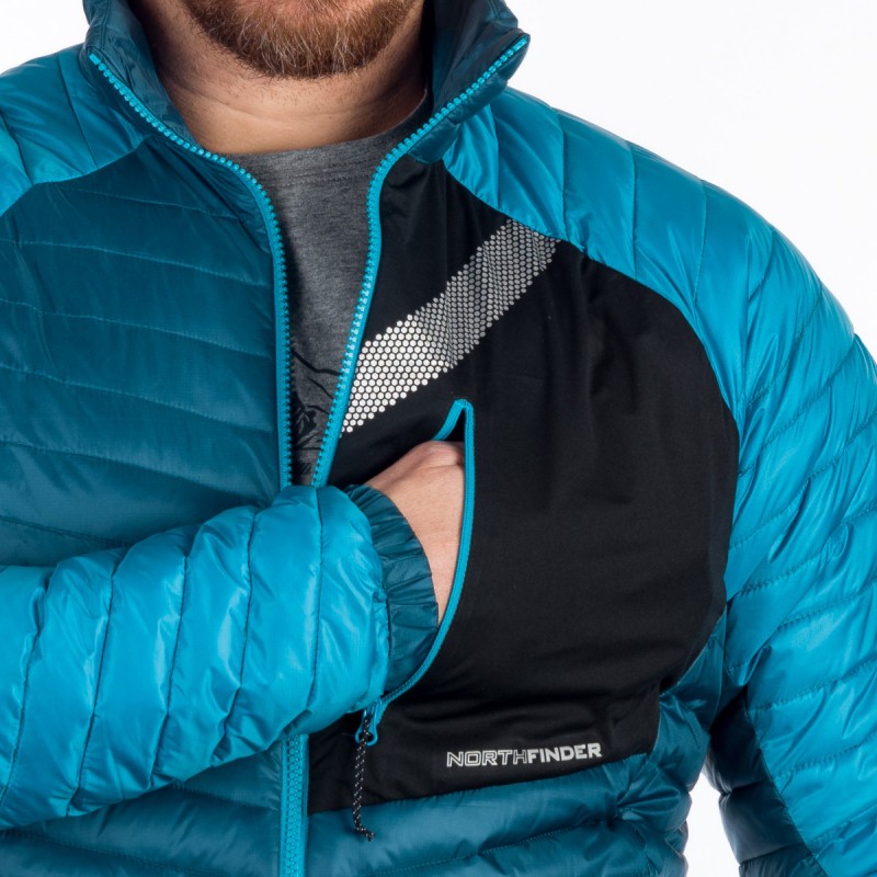 Lahka univerzalna izolacijska jakna brez kapuce je primerna za hladno vreme jeseni, zime in pomladi. Vodoodbojna obdelava DWR ščiti tudi v rahlo vlažnem okolju, sama jakna pa je bolj primerna za suho hladno vreme.