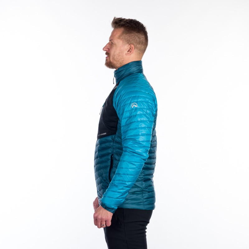 Lahka univerzalna izolacijska jakna brez kapuce je primerna za hladno vreme jeseni, zime in pomladi. Vodoodbojna obdelava DWR ščiti tudi v rahlo vlažnem okolju, sama jakna pa je bolj primerna za suho hladno vreme.