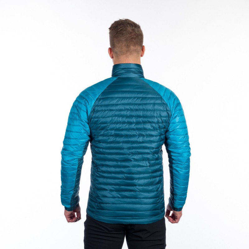 Lahka univerzalna izolacijska jakna brez kapuce je primerna za hladno vreme jeseni, zime in pomladi. Vodoodbojna obdelava DWR ščiti tudi v rahlo vlažnem okolju, sama jakna pa je bolj primerna za suho hladno vreme.