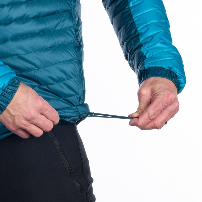 Lahka univerzalna izolacijska jakna brez kapuce je primerna za hladno vreme jeseni, zime in pomladi. Vodoodbojna obdelava DWR ščiti tudi v rahlo vlažnem okolju, sama jakna pa je bolj primerna za suho hladno vreme.