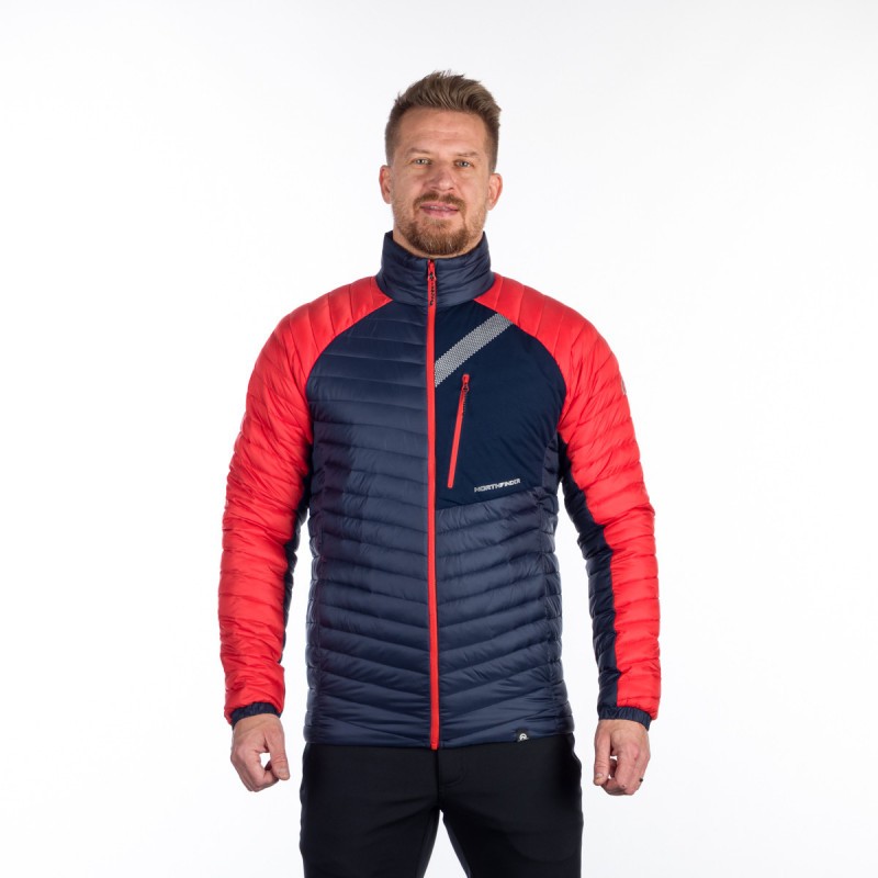 Lahka univerzalna izolacijska jakna brez kapuce je primerna za hladno vreme jeseni, zime in pomladi. Vodoodbojna obdelava DWR ščiti tudi v rahlo vlažnem okolju, sama jakna pa je bolj primerna za suho hladno vreme.