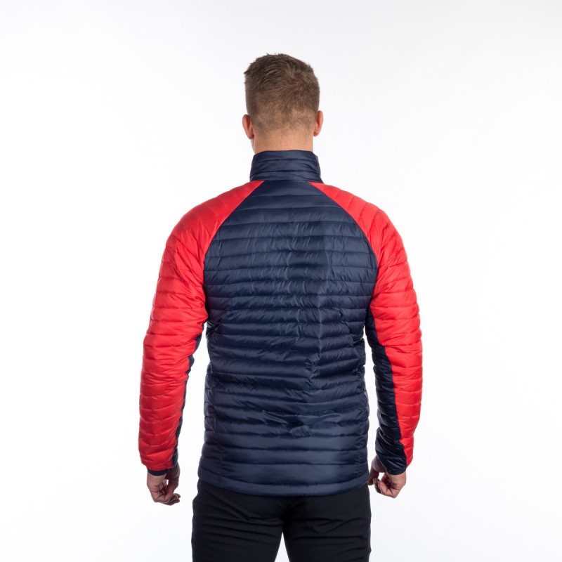 Lahka univerzalna izolacijska jakna brez kapuce je primerna za hladno vreme jeseni, zime in pomladi. Vodoodbojna obdelava DWR ščiti tudi v rahlo vlažnem okolju, sama jakna pa je bolj primerna za suho hladno vreme.