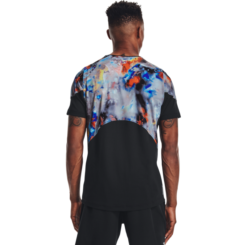 Moška majica UA RUSH 2.0 PRINT SS z infrardečo tehnologijo, ki odraža energijo vašega telesa in pomaga pri hitrejši regeneraciji. Izdelana je iz hitro sušečega materiala in tako skrbi, da ste med aktivnostmi suhi.