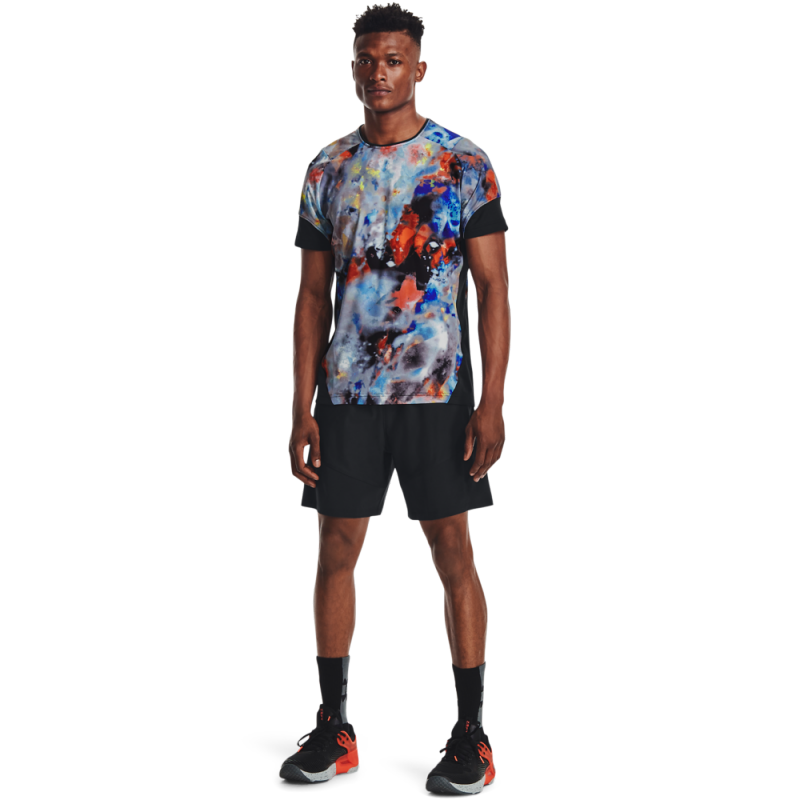 Moška majica UA RUSH 2.0 PRINT SS z infrardečo tehnologijo, ki odraža energijo vašega telesa in pomaga pri hitrejši regeneraciji. Izdelana je iz hitro sušečega materiala in tako skrbi, da ste med aktivnostmi suhi.