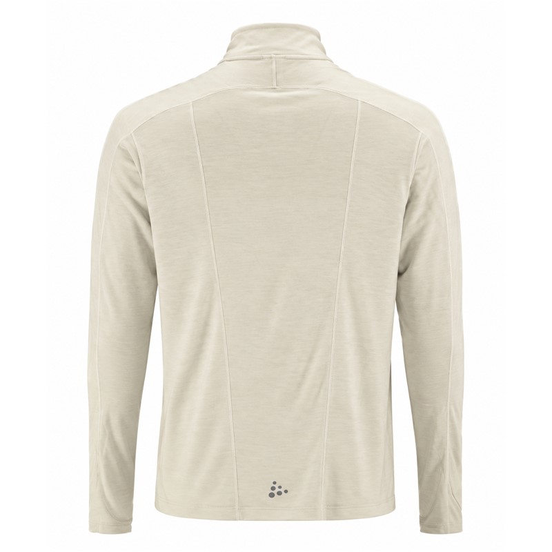 Originalna moška funkcionalna tekaška majica CRAFT ADV Wool LS Tee 3 M Cloud/Melange v svetlo sivi melanž barvi. Izdelana iz 80 % recikliranega poliestra in 20 % merino volne. Mehka funkcionalna jersey tkanina zagotavlja prijetno toplotno udobje in učinkovito odvajanje vlage. Visok ovratnik z zadrgo omogoča prilagajanje prezračevanja, mrežasti panel na hrbtu izboljšuje pretok zraka, odsevni detajli na rokavih in oprijemala za palec pa zagotavljajo dodatno praktičnost pri teku v hladnejšem vremenu.