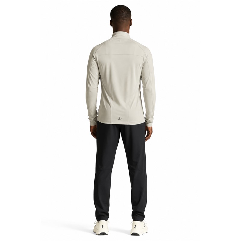 Originalna moška funkcionalna tekaška majica CRAFT ADV Wool LS Tee 3 M Cloud/Melange v svetlo sivi melanž barvi. Izdelana iz 80 % recikliranega poliestra in 20 % merino volne. Mehka funkcionalna jersey tkanina zagotavlja prijetno toplotno udobje in učinkovito odvajanje vlage. Visok ovratnik z zadrgo omogoča prilagajanje prezračevanja, mrežasti panel na hrbtu izboljšuje pretok zraka, odsevni detajli na rokavih in oprijemala za palec pa zagotavljajo dodatno praktičnost pri teku v hladnejšem vremenu.