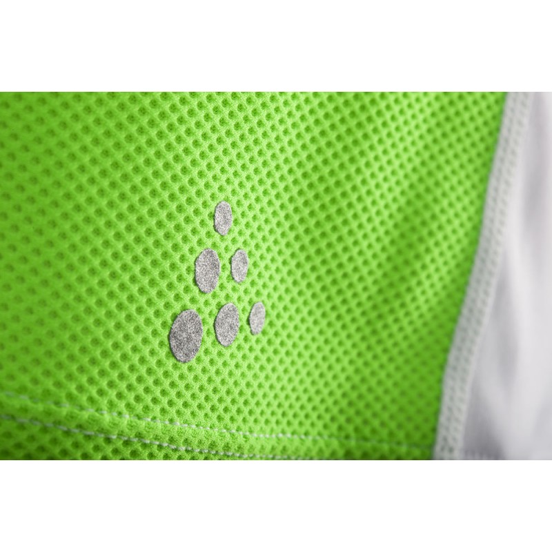 Moška športna majica iz tehničnih materialov primerna za športne aktivnosti.