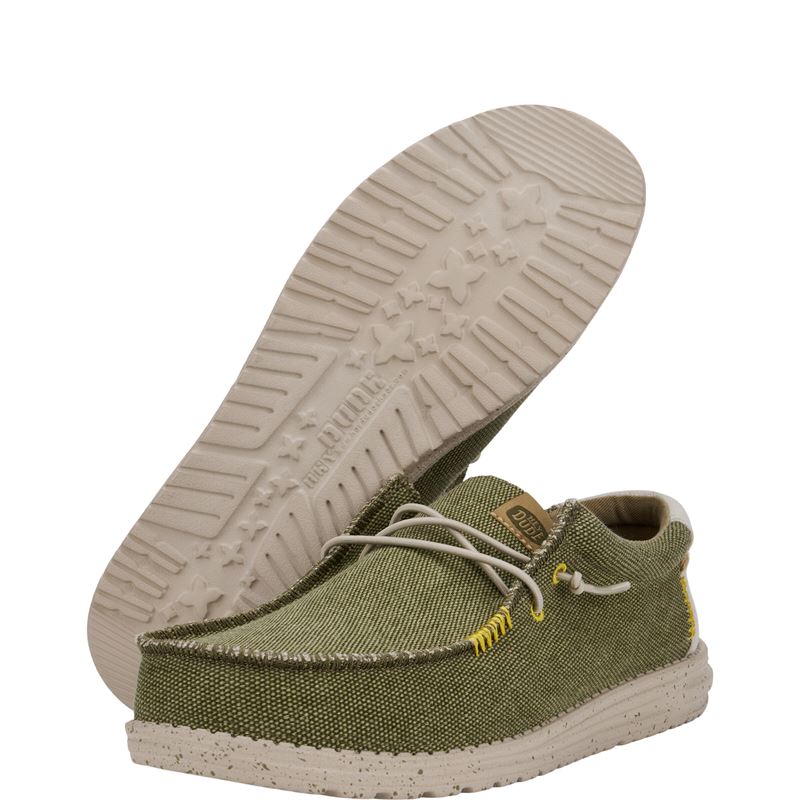 Moška obutev HEYDUDE WALLY COASTLINE JUTE 40952 prikazuje lahek in sproščen model superg z naravnim, teksturiranim zgornjim delom iz jute. Material daje obutvi poletni, ekološko navdahnjen videz ter zagotavlja dobro zračnost in prijeten občutek pri nošenju. Minimalističen “coastline” dizajn poudarja vsestranskost in enostavno kombiniranje z vsakodnevnimi in poletnimi outfiti. Mehka konstrukcija omogoča udobno prileganje stopalu, lahek podplat pa nudi dobro blaženje in stabilnost pri hoji.