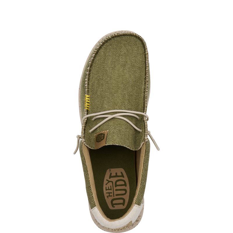 Moška obutev HEYDUDE WALLY COASTLINE JUTE 40952 prikazuje lahek in sproščen model superg z naravnim, teksturiranim zgornjim delom iz jute. Material daje obutvi poletni, ekološko navdahnjen videz ter zagotavlja dobro zračnost in prijeten občutek pri nošenju. Minimalističen “coastline” dizajn poudarja vsestranskost in enostavno kombiniranje z vsakodnevnimi in poletnimi outfiti. Mehka konstrukcija omogoča udobno prileganje stopalu, lahek podplat pa nudi dobro blaženje in stabilnost pri hoji.
