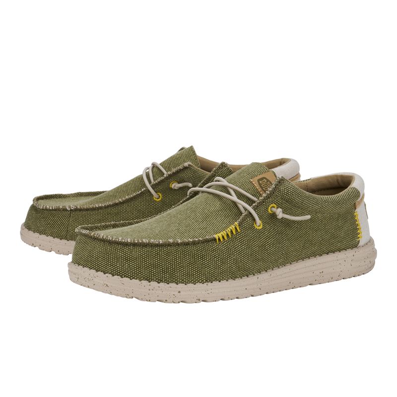Moška obutev HEYDUDE WALLY COASTLINE JUTE 40952 prikazuje lahek in sproščen model superg z naravnim, teksturiranim zgornjim delom iz jute. Material daje obutvi poletni, ekološko navdahnjen videz ter zagotavlja dobro zračnost in prijeten občutek pri nošenju. Minimalističen “coastline” dizajn poudarja vsestranskost in enostavno kombiniranje z vsakodnevnimi in poletnimi outfiti. Mehka konstrukcija omogoča udobno prileganje stopalu, lahek podplat pa nudi dobro blaženje in stabilnost pri hoji.
