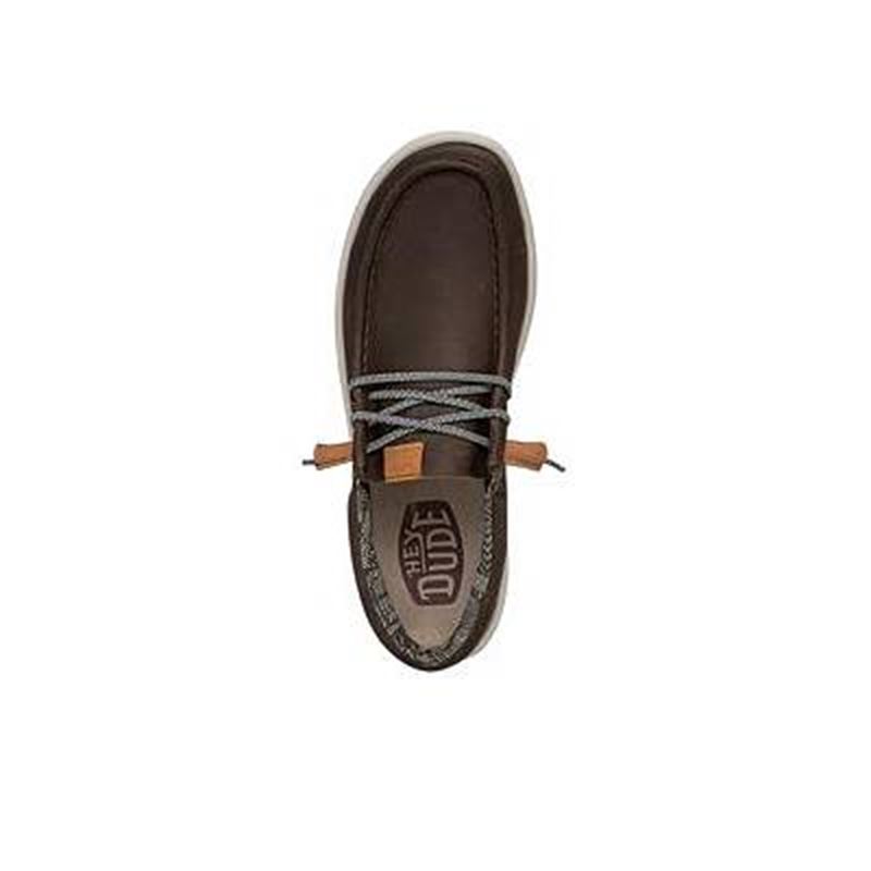 Moška obutev HEYDUDE WALLY GRIP CRAFT LEATHER 40175 prikazuje eleganten in hkrati sproščen slip-on model iz kakovostnega usnja. Usnjen zgornji del daje obutvi prefinjen videz, ki se lepo dopolnjuje z minimalističnim dizajnom za vsakodnevno nošenje. Elastične vezalke omogočajo enostavno obuvanje, medtem ko mehka notranjost zagotavlja udobje skozi ves dan.