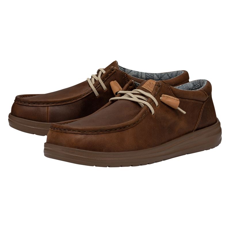 Moška obutev HEYDUDE WALLY GRIP CRAFT LEATHER 40175 prikazuje eleganten slip-on model iz kakovostnega usnja, ki združuje urejen videz in značilno HEYDUDE udobje. Usnjen zgornji del daje obutvi prefinjen in vsestranski značaj, primeren tako za vsakodnevno rabo kot tudi za bolj urejene priložnosti. Elastične vezalke omogočajo enostavno obuvanje in dobro prileganje stopalu.