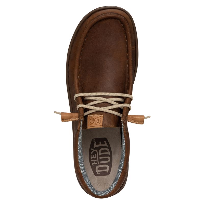 Moška obutev HEYDUDE WALLY GRIP CRAFT LEATHER 40175 prikazuje eleganten slip-on model iz kakovostnega usnja, ki združuje urejen videz in značilno HEYDUDE udobje. Usnjen zgornji del daje obutvi prefinjen in vsestranski značaj, primeren tako za vsakodnevno rabo kot tudi za bolj urejene priložnosti. Elastične vezalke omogočajo enostavno obuvanje in dobro prileganje stopalu.
