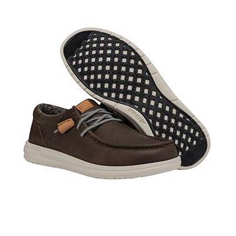 Moška obutev HEYDUDE WALLY GRIP CRAFT LEATHER 40175 prikazuje eleganten in hkrati sproščen slip-on model iz kakovostnega usnja. Usnjen zgornji del daje obutvi prefinjen videz, ki se lepo dopolnjuje z minimalističnim dizajnom za vsakodnevno nošenje. Elastične vezalke omogočajo enostavno obuvanje, medtem ko mehka notranjost zagotavlja udobje skozi ves dan.