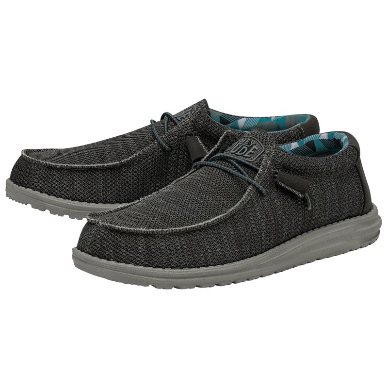 Moška obutev HEYDUDE WALLY SOX 40019 prikazuje sodoben in izjemno lahek “sock” model superg, ki se udobno prilagodi stopalu. Raztegljiv tekstilni zgornji del omogoča mehak občutek, dobro zračnost in enostavno obuvanje brez vezalk. Minimalističen športno-casual dizajn poudarja vsestranskost modela za vsakodnevno uporabo