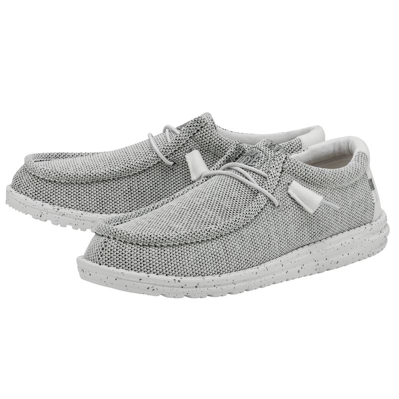 Moška obutev HEYDUDE WALLY SOX 40019 prikazuje lahek in sodoben “sock” model superg, ki se popolnoma prilagodi stopalu. Raztegljiv tekstilni zgornji del omogoča udobno prileganje, dobro zračnost in občutek nošenja nogavice. Minimalističen dizajn poudarja sproščen, športno-casual videz, primeren za vsakodnevne kombinacije.