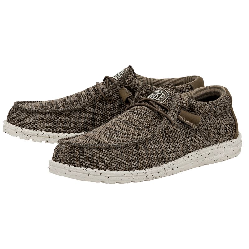 Moška obutev HEYDUDE WALLY SOX 40019 prikazuje izjemno lahek “sock” model superg, ki se tesno in udobno prilega stopalu. Raztegljiv zgornji del iz tekstilnega materiala omogoča občutek nogavice ter dobro zračnost pri nošenju. Minimalističen dizajn poudarja sproščen, sodoben videz, ki je primeren za vsakodnevne kombinacije.