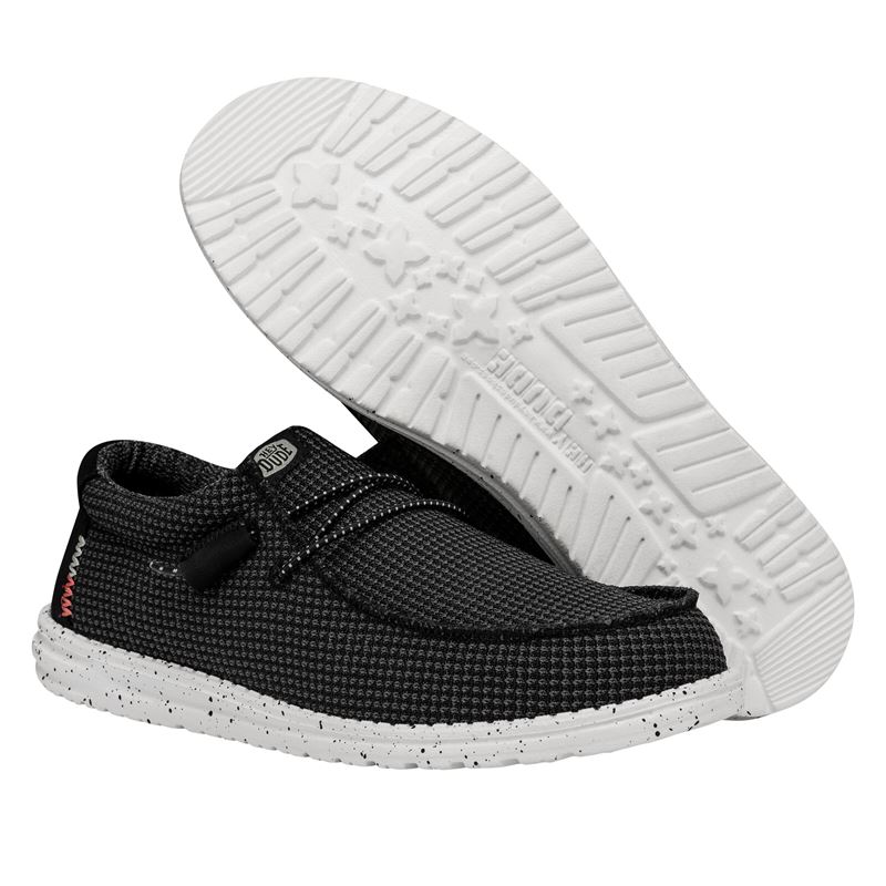 Moška obutev HEYDUDE WALLY SPORT MESH 40403 prikazuje lahek in športno zasnovan model superg z zračnim mesh zgornjim delom. Mrežasti material omogoča odlično zračnost, kar zagotavlja svež občutek tudi pri daljši uporabi. Minimalističen športni dizajn poudarja vsestranskost in enostavno kombiniranje z vsakodnevnimi in športnimi oblačili. Mehka konstrukcija omogoča udobno prileganje stopalu, lahek podplat pa nudi dobro blaženje in stabilnost pri hoji, zato je model primeren za prosti čas.