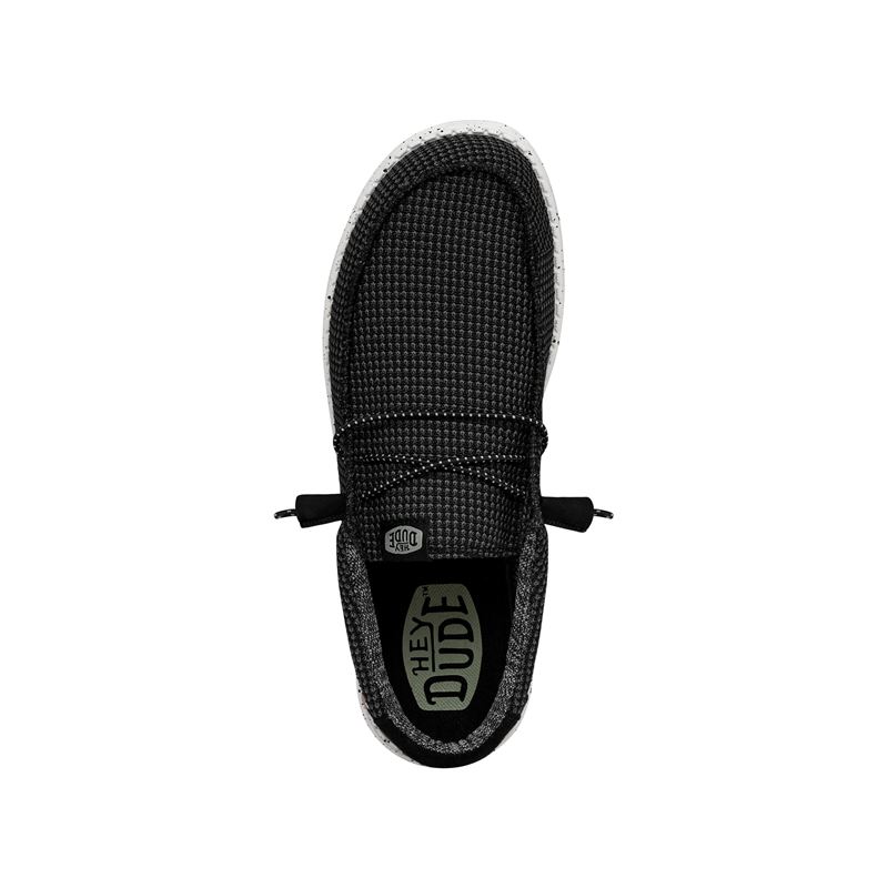 Moška obutev HEYDUDE WALLY SPORT MESH 40403 prikazuje lahek in športno zasnovan model superg z zračnim mesh zgornjim delom. Mrežasti material omogoča odlično zračnost, kar zagotavlja svež občutek tudi pri daljši uporabi. Minimalističen športni dizajn poudarja vsestranskost in enostavno kombiniranje z vsakodnevnimi in športnimi oblačili. Mehka konstrukcija omogoča udobno prileganje stopalu, lahek podplat pa nudi dobro blaženje in stabilnost pri hoji, zato je model primeren za prosti čas.
