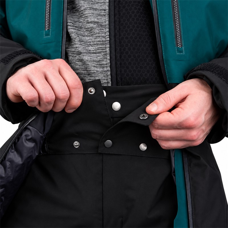 Men's ski jacket ELAN AREH PETROL in a contemporary petrol color. Two-layer construction with polyurethane membrane provides a water column of 20,000 mm and breathability of 20,000 g/m²/24 h. The jacket contains recycled synthetic insulation of 80 g/m² on the torso and 60 g/m² on the sleeves and hood. It is equipped with taped seams, waterproof zippers, underarm ventilation, a two-way adjustable hood for a ski helmet, a pocket for a ski pass, and internal snow protection.