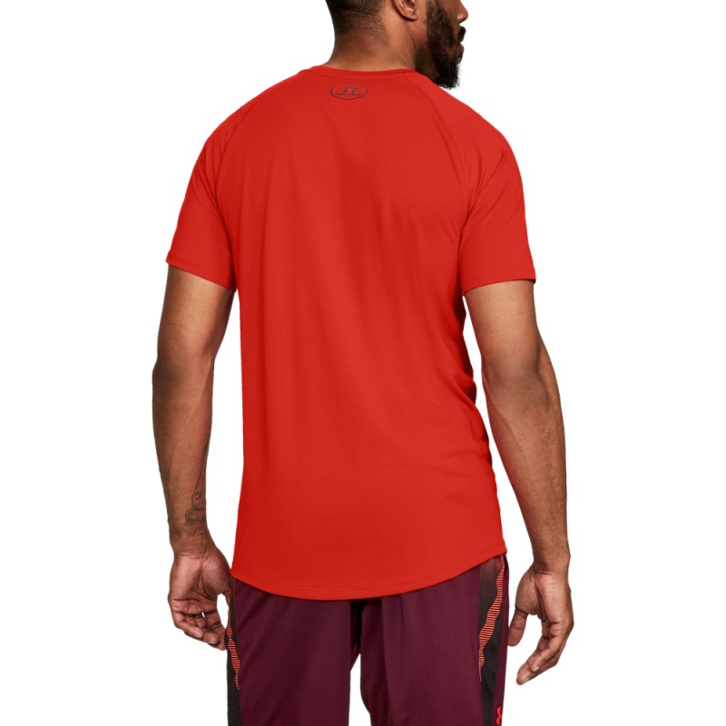 Moška športna majica UA MK1 SS Logo Graphic je zasnovana za sodobne športnike, ki želijo kombinirati udobje, funkcionalnost in moderen izgled. Izdelana iz visokokakovostnega materiala, nudi popolno zračnost in gibljivost