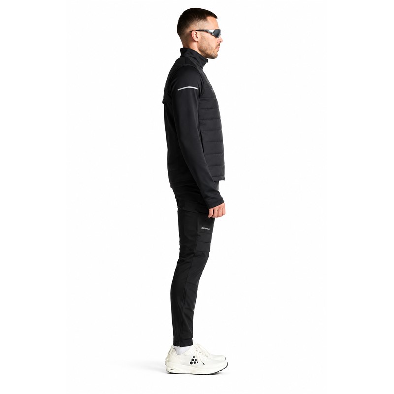 Originalna moška tekaška jakna CRAFT SubZ Jacket 4 M Black v črni barvi. Funkcionalna zimska jakna s trisl ojno protivetrno zaščito in lahko izolacijo spredaj, dvoslojno konstrukcijo z mrežasto podlogo na rokavih in hrbtu, perforiranimi prezračevalnimi območji, dvema žepoma s skritima zadrgama ter odsevnimi elementi. Primerna za zimski tek, intenzivne treninge in rekreacijo v hladnejšem vremenu.