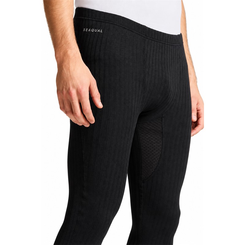 Originalne moške funkcionalne dolge pajkice CRAFT Active Extreme X Pants M Black v črni barvi. Visoko funkcionalen prvi sloj s tehnologijo Coolmax® Air, recikliranim poliestrom SEAQUAL™, posebno kanalsko pleteno strukturo, mrežastimi vložki v predelu mednožja in ravnimi šivi Flatlock. Gramatura 120 g/m². Primerne za tek, tek na smučeh, smučanje, kolesarjenje in intenzivne športne aktivnosti v hladnejšem vremenu.
