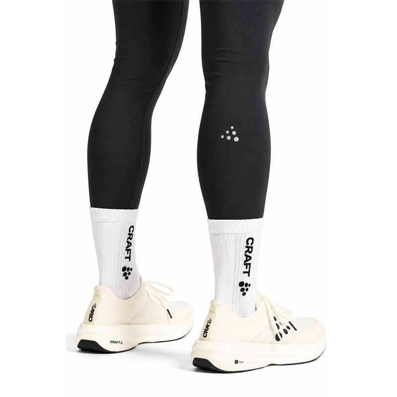 Originalne moške funkcionalne športne pajkice CRAFT Essence Tights 3 M Black v črni barvi. Gladka in raztegljiva jersey tkanina iz 75 % recikliranega poliamida in 25 % elastana zagotavlja udobje in svobodo gibanja med intenzivnimi treningi. Elastičen pas z nastavljivo vrvico, dva večja zunanja žepa za telefon ter manjši notranji žep za kartico ali ključ zagotavljajo praktično funkcionalnost pri teku in drugih športnih aktivnostih.