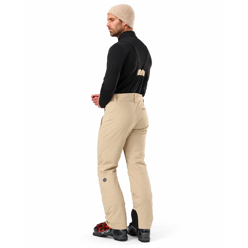 Moške smučarske hlače DUVILLARD ARTHUR ALMOND z vodoodporno in zračno membrano 20K/20K, izolacijo PrimaLoft® Black Eco iz recikliranega poliestra, raztegljivim materialom 4-Way Stretch, prezračevalnimi zadrgami, nastavljivim pasom, odstranljivimi naramnicami in ojačanimi spodnjimi deli hlačnic. Elegantna barva ALMOND in oprijet kroj zagotavljata sodoben smučarski videz.