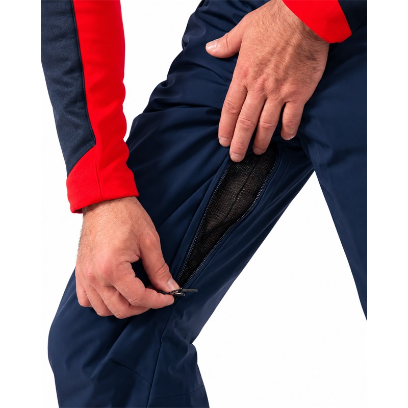 Moške smučarske hlače DUVILLARD ARTHUR MIDNIGHT z vodoodporno in zračno membrano 20K/20K, izolacijo PrimaLoft® Black Eco iz recikliranega poliestra, raztegljivim materialom 4-Way Stretch, prezračevalnimi zadrgami, nastavljivim pasom, odstranljivimi naramnicami in snežnimi gamašami. Elegantna temno modra barva MIDNIGHT zagotavlja sodoben športni videz.