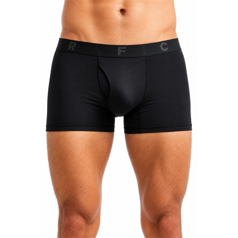 Originalne moške športne boksarice CRAFT Active Boxer 3-Inch 2-Pack M Black v črni barvi. Paket vsebuje dva kosa lahkih, zračnih in raztegljivih spodnjih hlač iz 87 % recikliranega poliestra in 13 % elastana. Funkcionalna konstrukcija učinkovito odvaja vlago in zagotavlja udobno prileganje med tekom, fitnesom, kolesarjenjem, pohodništvom ter vsakodnevno uporabo.