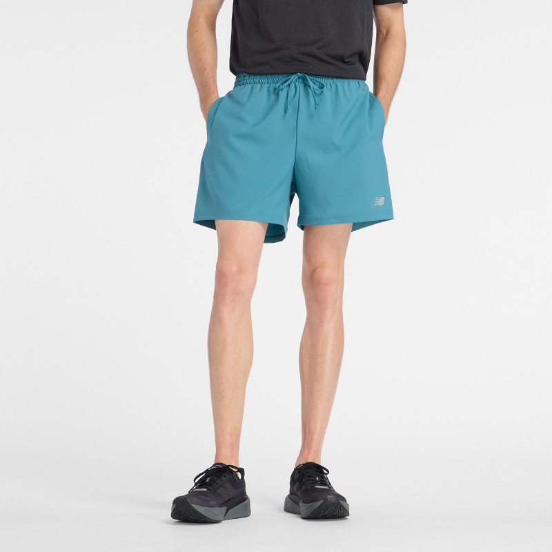 Moške športne hlače New Balance Sport Essentials Short 5, lahke in zračne kratke hlače z notranjo podlogo za tek, trening in prosti čas.