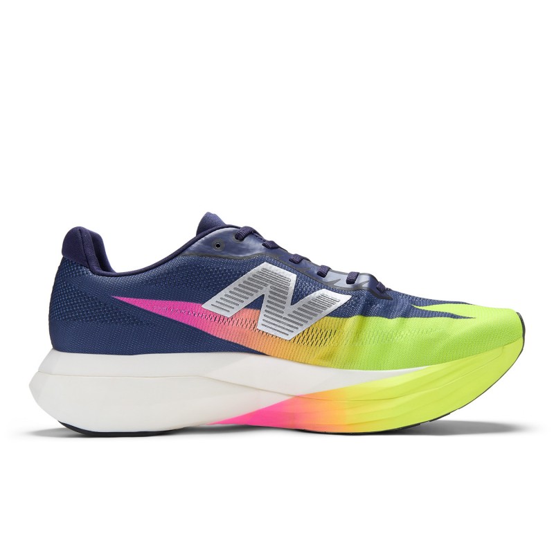 Moške tekaške superge New Balance SC Elite, ultralahki tekmovalni copati s karbonsko ploščo in vrhunskim blaženjem za hitre teke in maratone.