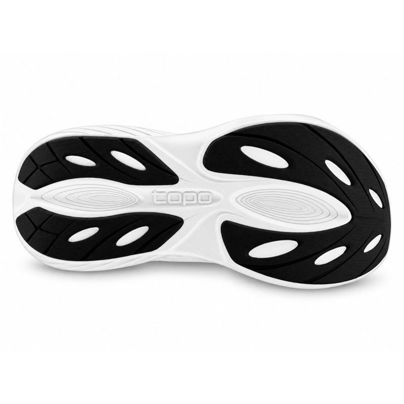 Moške tekaške superge TOPO ATMOS BONE/BLACK združujejo maksimalno blaženje ZipFoam™, visok srednji podplat z višino 38 mm pod peto in 33 mm pod sprednjim delom, 5 mm padec ter anatomsko oblikovan prostor za prste. Zračen mrežast zgornji del iz recikliranih materialov, nevtralna stabilnost in trpežen zunanji podplat zagotavljajo udobje med vsakodnevnimi cestnimi teki, daljšimi razdaljami in hojo.