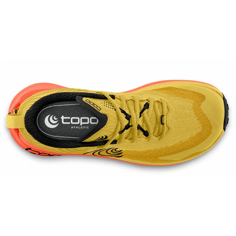 Moške trail superge TOPO VISTA YELLOW/ORANGE združujejo maksimalno blaženje ZipFoam™, zunanji podplat Vibram® Megagrip s 4 mm profiliranimi čepki, rocker geometrijo, 5 mm padec in anatomsko oblikovan sprednji del. Poseben vložek FKT Insole omogoča odziven občutek in hitrejše odtekanje vode, sistem za pritrditev gamaš pa zagotavlja dodatno praktičnost pri teku po zahtevnih naravnih terenih.