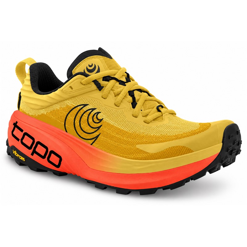 Moške trail superge TOPO VISTA YELLOW/ORANGE združujejo maksimalno blaženje ZipFoam™, zunanji podplat Vibram® Megagrip s 4 mm profiliranimi čepki, rocker geometrijo, 5 mm padec in anatomsko oblikovan sprednji del. Poseben vložek FKT Insole omogoča odziven občutek in hitrejše odtekanje vode, sistem za pritrditev gamaš pa zagotavlja dodatno praktičnost pri teku po zahtevnih naravnih terenih.