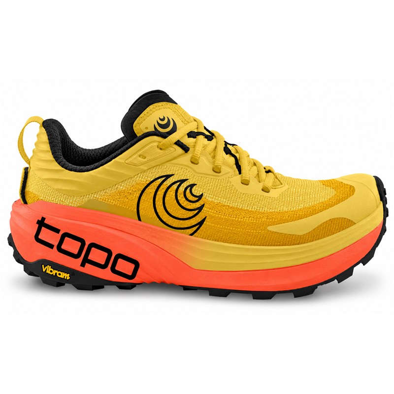 Moške trail superge TOPO VISTA YELLOW/ORANGE združujejo maksimalno blaženje ZipFoam™, zunanji podplat Vibram® Megagrip s 4 mm profiliranimi čepki, rocker geometrijo, 5 mm padec in anatomsko oblikovan sprednji del. Poseben vložek FKT Insole omogoča odziven občutek in hitrejše odtekanje vode, sistem za pritrditev gamaš pa zagotavlja dodatno praktičnost pri teku po zahtevnih naravnih terenih.