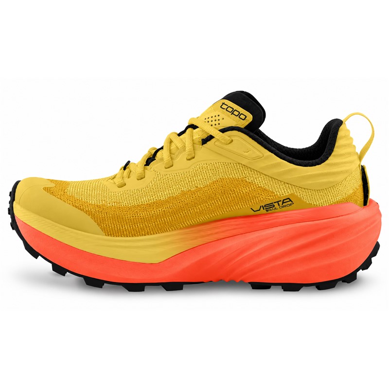 Moške trail superge TOPO VISTA YELLOW/ORANGE združujejo maksimalno blaženje ZipFoam™, zunanji podplat Vibram® Megagrip s 4 mm profiliranimi čepki, rocker geometrijo, 5 mm padec in anatomsko oblikovan sprednji del. Poseben vložek FKT Insole omogoča odziven občutek in hitrejše odtekanje vode, sistem za pritrditev gamaš pa zagotavlja dodatno praktičnost pri teku po zahtevnih naravnih terenih.