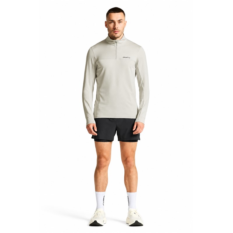 Originalni moški funkcionalni midlayer CRAFT Core Gain Midlayer M Cloud v svetlo sivi barvi. Izdelan iz 88 % recikliranega poliestra in 12 % elastana. Mehka funkcionalna jersey tkanina z rahlo brušeno notranjostjo zagotavlja prijetno toplotno udobje, polovična zadrga omogoča prilagajanje zračenja, oprijet kroj Tight Fit pa udobno prileganje. Primeren za tek, pohodništvo, smučanje, treninge in vsakodnevno športno uporabo.
