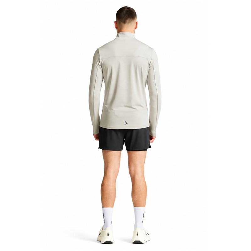 Originalni moški funkcionalni midlayer CRAFT Core Gain Midlayer M Cloud v svetlo sivi barvi. Izdelan iz 88 % recikliranega poliestra in 12 % elastana. Mehka funkcionalna jersey tkanina z rahlo brušeno notranjostjo zagotavlja prijetno toplotno udobje, polovična zadrga omogoča prilagajanje zračenja, oprijet kroj Tight Fit pa udobno prileganje. Primeren za tek, pohodništvo, smučanje, treninge in vsakodnevno športno uporabo.