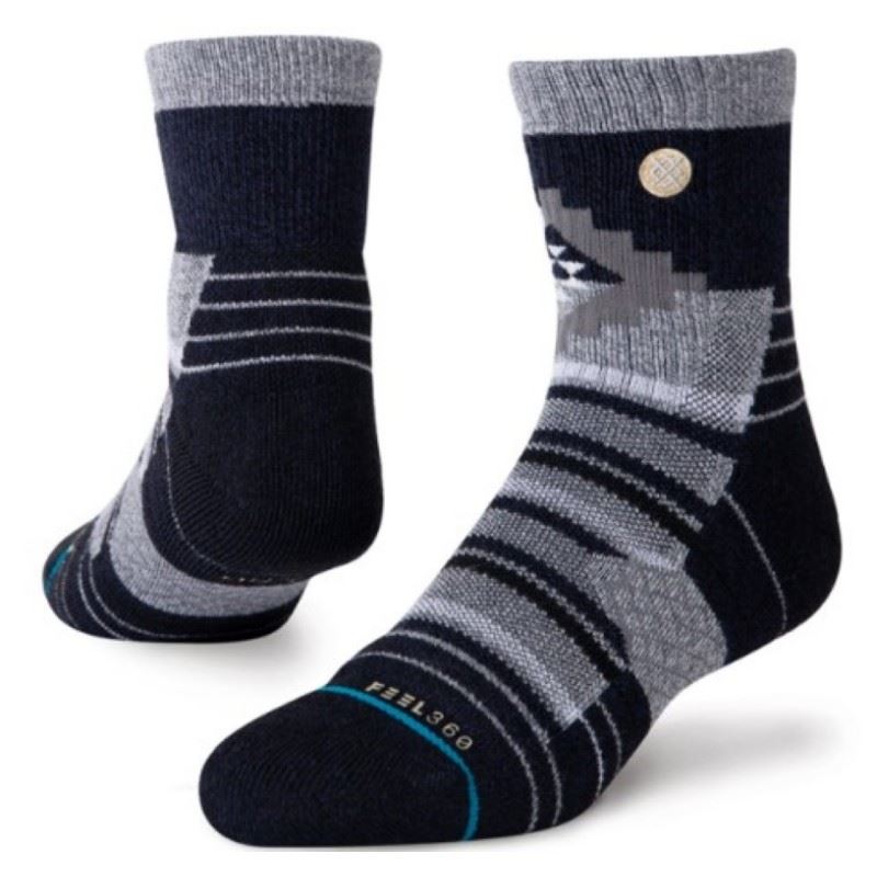 Nogavice STANCE Little Creek Navy Quarter Medium združujejo udobje in športno funkcionalnost v kompaktni “quarter” višini. Mehki in trpežni materiali zagotavljajo prijetno prileganje ter dobro zračnost, temno moder odtenek Navy pa daje klasičen, vsestranski videz. Primerne so za vsakodnevno uporabo, športne aktivnosti ali sproščene outfite, kjer sta udobje in zanesljivost ključnega pomena.
