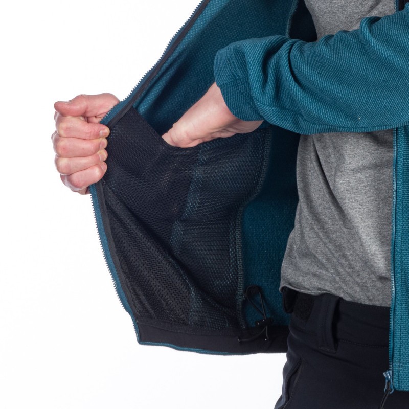 Topel pulover iz melanž flisa je primeren kot univerzalna srednja plast in je primeren tudi za zahtevne pohode. Kot drugi sloj ima nešteto uporab skozi vse leto. Ima dva praktična žepa na sprednji strani in moderne, lepljene elemente.