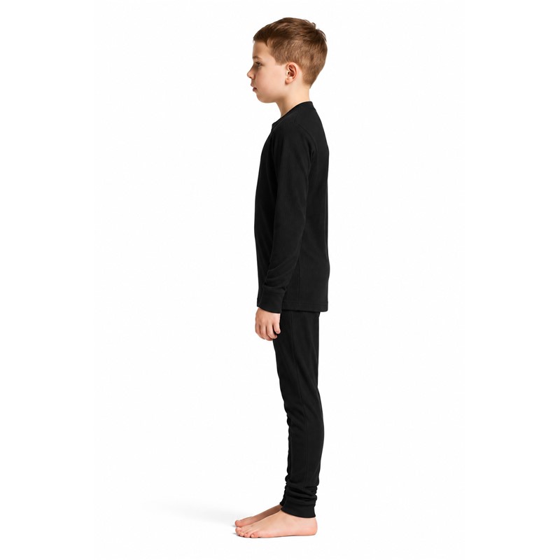 Originalno otroško funkcionalno spodnje perilo CRAFT Baselayer Set 2 JR Black v črni barvi. Komplet vsebuje majico z dolgimi rokavi in dolge spodnje hlače. Mehka rebrasto pletena tkanina zagotavlja učinkovito odvajanje vlage in prijetno uravnavanje telesne temperature, ravni šivi Flatlock pa izboljšujejo udobje med gibanjem. Primeren za otroško smučanje, sankanje, pohodništvo, igre na snegu in druge zimske aktivnosti.