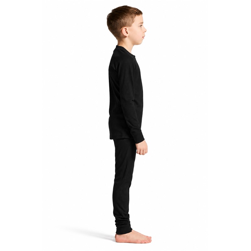 Originalno otroško funkcionalno spodnje perilo CRAFT Baselayer Set 2 JR Black v črni barvi. Komplet vsebuje majico z dolgimi rokavi in dolge spodnje hlače. Mehka rebrasto pletena tkanina zagotavlja učinkovito odvajanje vlage in prijetno uravnavanje telesne temperature, ravni šivi Flatlock pa izboljšujejo udobje med gibanjem. Primeren za otroško smučanje, sankanje, pohodništvo, igre na snegu in druge zimske aktivnosti.