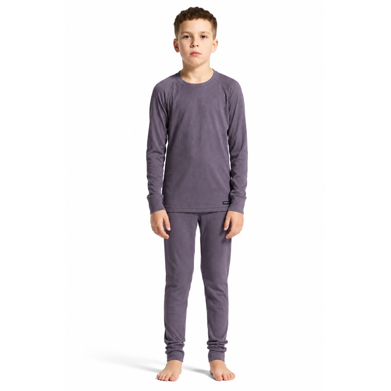 Originalno otroško funkcionalno spodnje perilo CRAFT Baselayer Set 2 JR Cadet. Komplet vsebuje majico z dolgimi rokavi in dolge spodnje hlače iz 100 % recikliranega poliestra. Mehka rebrasto pletena tkanina zagotavlja učinkovito odvajanje vlage in prijetno uravnavanje telesne temperature, ravni šivi Flatlock pa izboljšujejo udobje med gibanjem. Primeren za otroško smučanje, sankanje, pohodništvo, igre na snegu in druge zimske aktivnosti.