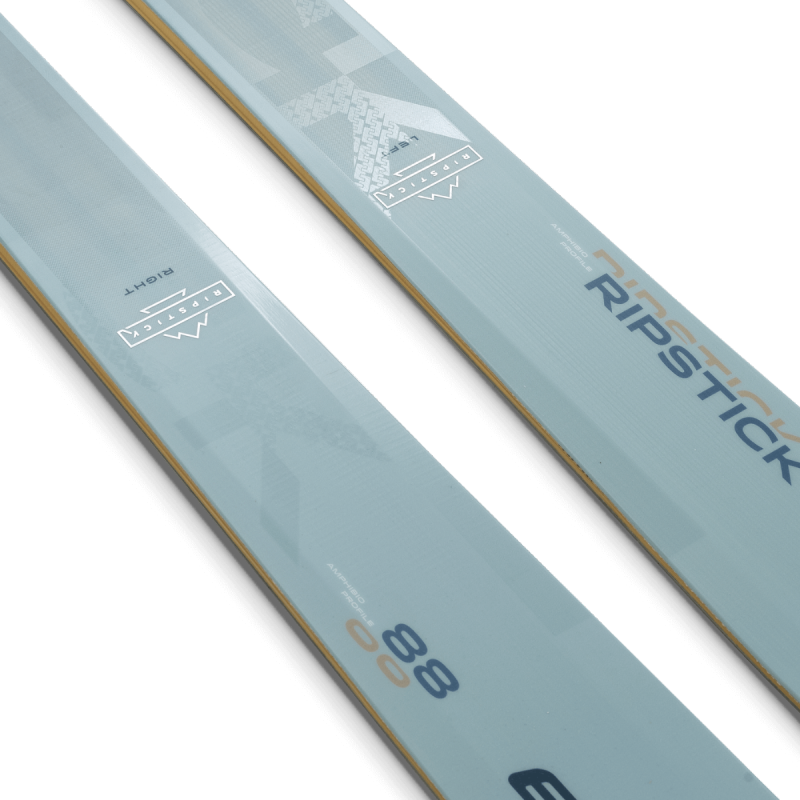 Ženske smuči Elan Ripstick 88 W (25/26) združujejo Amphibio tehnologijo in karbonsko ojačitev Carbon Deck za popolno stabilnost, moč in lahkotnost. Idealne za napredne smučarke, ki iščejo zmogljivost v vseh razmerah.