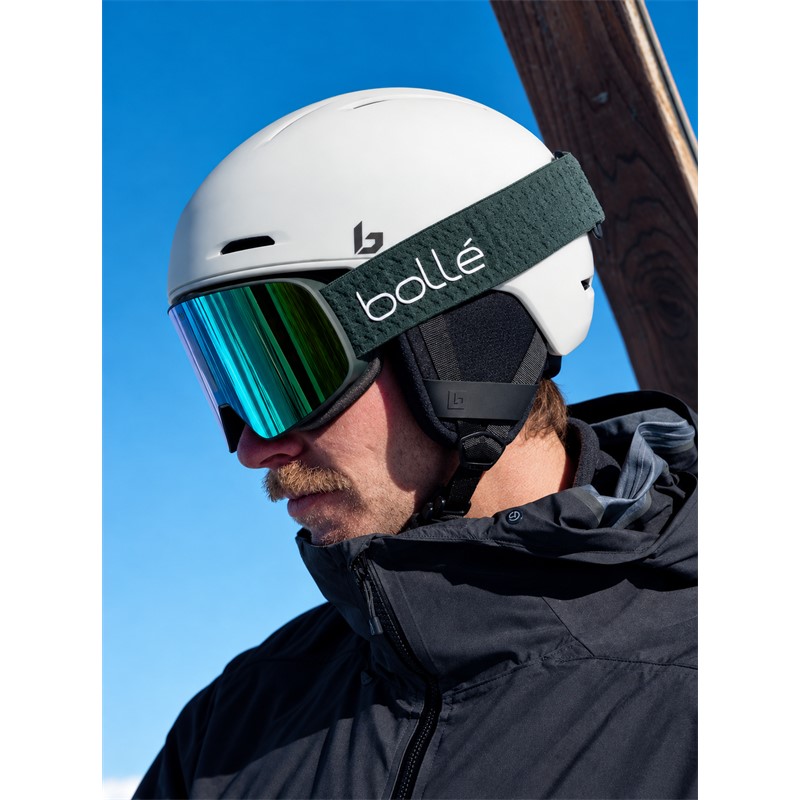 Lahka smučarska čelada BOLLÉ ZENOS PURE Offwhite Matte v elegantni matirani umazano beli barvi. Tehnologija AViD Progressive EPS, konstrukcija In-Mold, nastavljivo prezračevanje in sistem 360° Click-To-Fit zagotavljajo napredno zaščitno zasnovo ter udobno prileganje. Čelada ima odstranljivo notranjo podlogo, mehko zaščito zatilja in tehta približno 425 g v velikosti M.