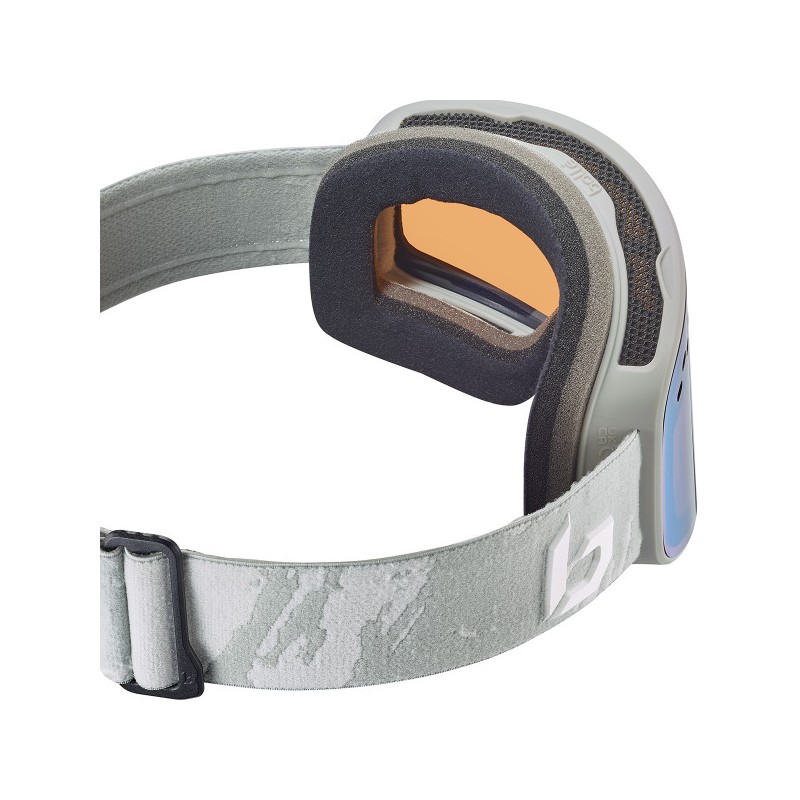 Smučarska očala Bollé Nevada Grey Camo Matte – Azure združujejo sodoben kamuflažni dizajn z zanesljivimi lastnostmi, da ti nudijo udobje, jasen vid in zaščito na smučišču.