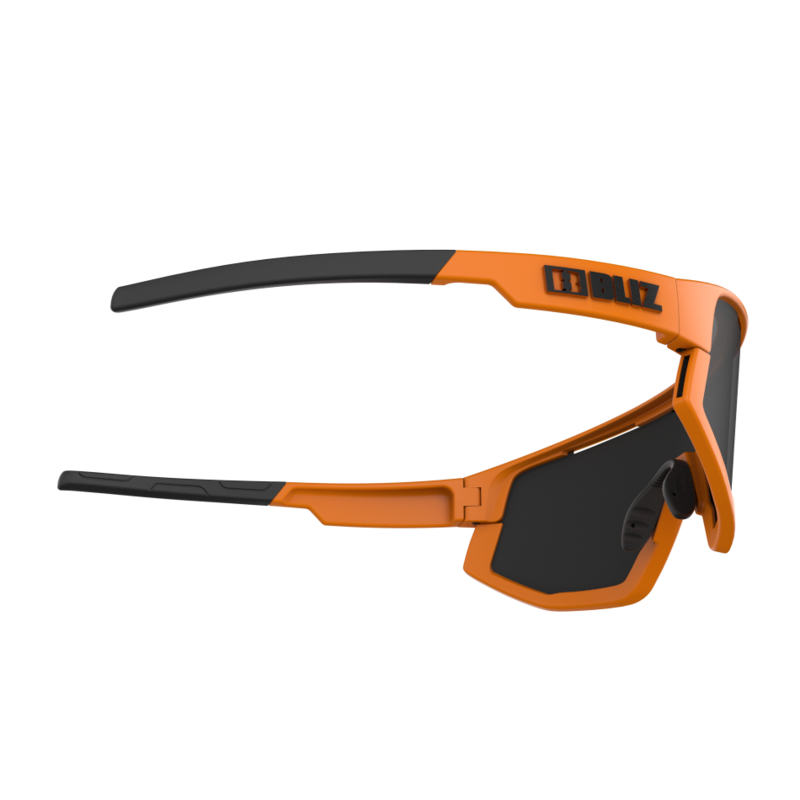 Izvrstna kombinacija stila, udobja in vsestranskosti. Očala FUSION so zaradi oblike in pozicije stekel ter okvirja primerna za številne športne aktivnosti kot so kolesarjenje, tek na smučeh, tek, odbojka na mivki,…